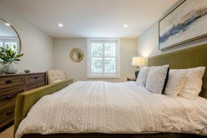 a bedroom with a large bed and a window at Beautiful Condo in Sun Drenched Garden in San Francisco