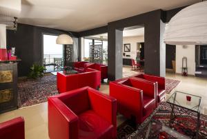 ein Wohnzimmer mit roten Stühlen und einem Kamin in der Unterkunft Hôtel Restaurant La Montagne De Brancion in Martailly-lès-Brancion