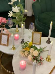 ein Tisch mit Kerzen und Blumen darauf in der Unterkunft Pier26 Hotel in Pohang