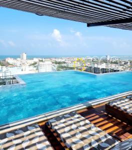 uma grande piscina no topo de um edifício em PHÚ YÊN EVERYDAY HOTEL em Tuy Hoa