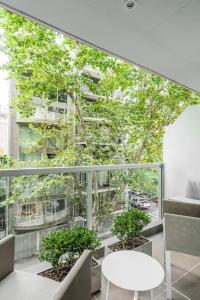 balcón con vistas a un edificio con árboles en Bello Studio Recoleta en Buenos Aires