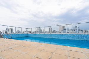 una piscina en la azotea de un edificio en Bello Studio Recoleta en Buenos Aires