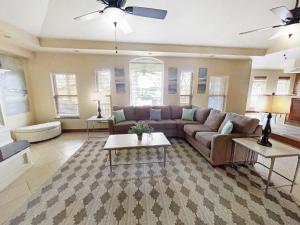 Posezení v ubytování Lakeview Twin Retreat, Steps to Water Fun