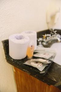 lavabo en el baño con barra de papel higiénico en Abian Biu Mansion en Canggu