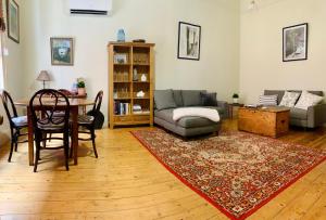 Posezení v ubytování La Rouge Cottage