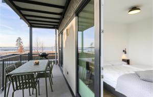 einen Balkon mit einem Bett, einem Tisch und Stühlen in der Unterkunft Nice Apartment In Lembruchdümmer See in Lembruch