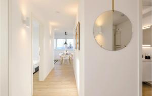 einen Flur mit weißen Wänden und einem Spiegel an der Wand in der Unterkunft Nice Apartment In Lembruchdümmer See in Lembruch