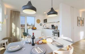 eine Küche und ein Esszimmer mit Tisch und Stühlen in der Unterkunft Nice Apartment In Lembruchdümmer See in Lembruch