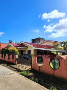 una casa con una valla delante de ella en D' ALORA Transient House, en Daet