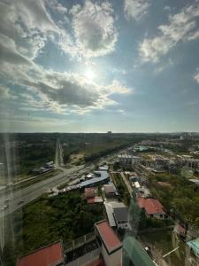 Vistas al mar de una ciudad con una carretera y edificios en ITCC Manhattan Suites by Stay In 6pax, en Kota Kinabalu