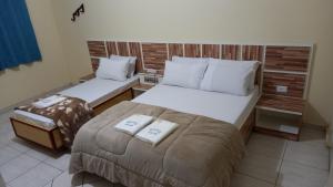 um quarto com duas camas num quarto em Hotel Dalias em Guarulhos
