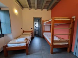 Cette chambre comprend 2 lits superposés dans un couloir. dans l'établissement Ostello Costa Alta, à Monza