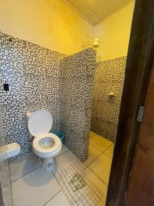 Koupelna v ubytování Quarto próximo à praia de Moreré