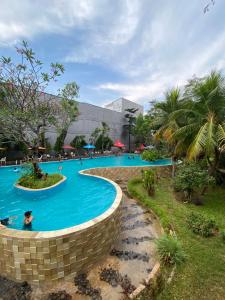 Бассейн в Ispi Hotel Cikarang Festival или поблизости