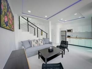 un salon avec un canapé et une table dans l'établissement CHATEAU DALE POOL VILLA 177 nearby WALKING STREET, à Pattaya (sud) 18 autres photos