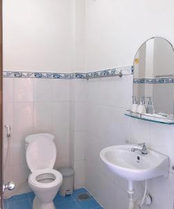 łazienka z toaletą i umywalką w obiekcie Le Condor 's House & Coffee w mieście Con Dao
