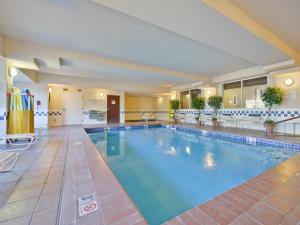 una gran piscina en una habitación de hotel en Clubhouse Inn en West Yellowstone
