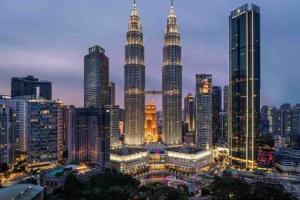 un profilo della città di notte con edifici alti di HEAL Rafflesia Sentul w pool view 9 pax 3 BR All AC a Kuala Lumpur