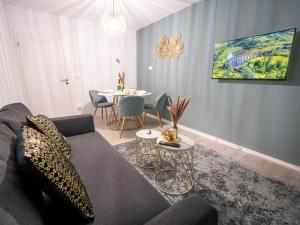 Deluxe Suite - Living & Work Place في أوليمبياذا: غرفة معيشة مع أريكة وطاولة
