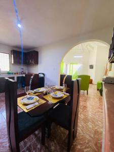jadalnia ze stołem z talerzami i kieliszkami do wina w obiekcie Villa Marcia w mieście Boca Chica