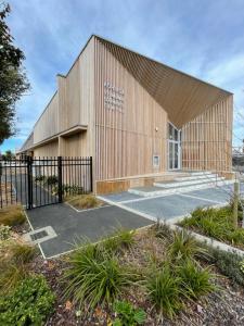 a building with a fence in front of it at Character & new CNZhouse with quiet in Christchurch
