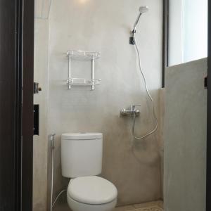 ein Bad mit einem WC und einer Dusche in der Unterkunft DParagon Jakarta Timur in Jakarta