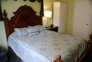 Fitzgerald Hotel Union Square في سان فرانسيسكو: غرفة نوم بسرير كبير عليها شراشف ووسائد بيضاء