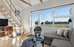 Awesome Apartment In Allinge With Wifi的休息区