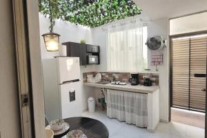 uma cozinha com um frigorífico e uma mesa em Departamento totalmente independiente! em Mérida