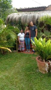 un groupe de personnes debout à l'extérieur d'une maison dans l'établissement Sigiriya Nature View home Stay, à Sigirîya