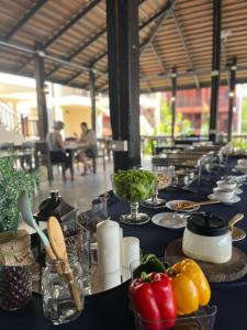 einen langen Tisch mit Teller mit Lebensmitteln und Gemüse darauf in der Unterkunft Rainforest Huahin Village Hotel in Hua Hin