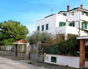 una casa blanca con una valla delante en B&B Privileged, en Pollena Trocchia