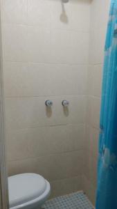 uma casa de banho com um WC e um chuveiro em El Rincón del Ángel Tuxpan em Tuxpan de Rodríguez Cano