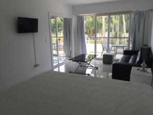 una camera da letto con un letto e un soggiorno di Green Park - Lloret de Mar Punta del Este a Punta del Este