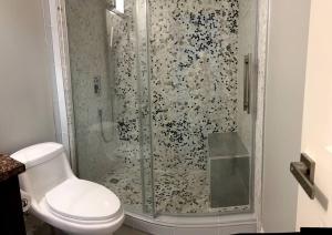 y baño con ducha y aseo. en Modern Spacious For Big Group en Abbotsford