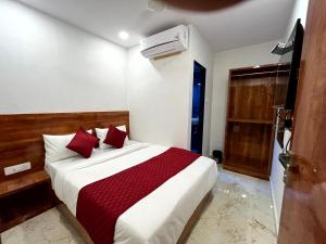 Ένα ή περισσότερα κρεβάτια σε δωμάτιο στο Hotel Belmond Prime- Near NESCO