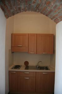 Virtuvė arba virtuvėlė apgyvendinimo įstaigoje Agriturismo Costamagna