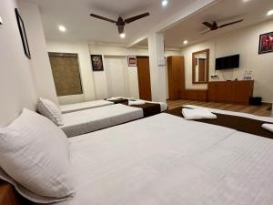 Letto o letti in una camera di Hotel Ramakrishna