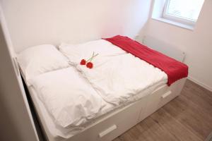 ein Bett mit zwei Erdbeeren darüber in der Unterkunft Deep Blue Casa 2 in Koper