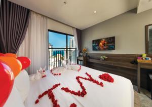 Postel nebo postele na pokoji v ubytování Ivy Hotel Nha Trang