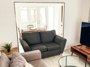 salon z kanapą i stołem w obiekcie Stunning 3-Bed House in London with free parking w mieście Croydon
