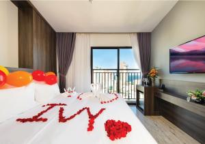 Postel nebo postele na pokoji v ubytování Ivy Hotel Nha Trang