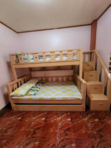 Litera en habitación con cajas en D' ALORA Transient House, en Daet