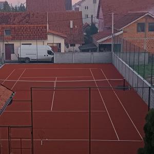 Tennis ja/või seinatennis majutusasutuses Apartman Mima või selle läheduses