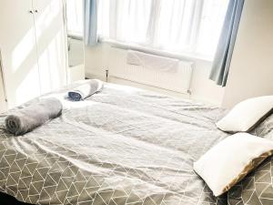 duże łóżko w pokoju z oknem w obiekcie 3-Bed House in London Garden & free parking w mieście Dartford