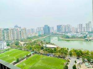 uma cidade com um parque e um rio e edifícios em Vinhomes Dcapitale - Studio em Hanói