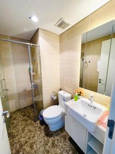 uma casa de banho com um WC, um lavatório e um chuveiro em Vinhomes Dcapitale - Studio em Hanói