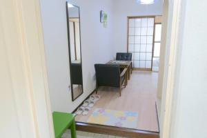 Pokój z biurkiem, krzesłem i lustrem w obiekcie Aoisora Aoiumi no guest house - Vacation STAY 75101v w mieście Takamatsu