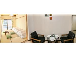 sala de estar con 2 sillas y espejo en Aoisora Aoiumi no guest house - Vacation STAY 75101v, en Takamatsu