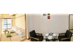 - un salon avec deux chaises et un miroir dans l'établissement Aoi sora Aoi umi no guest house - Vacation STAY 86804v, à Takamatsu